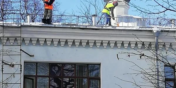 очистка снега с крыш Москва