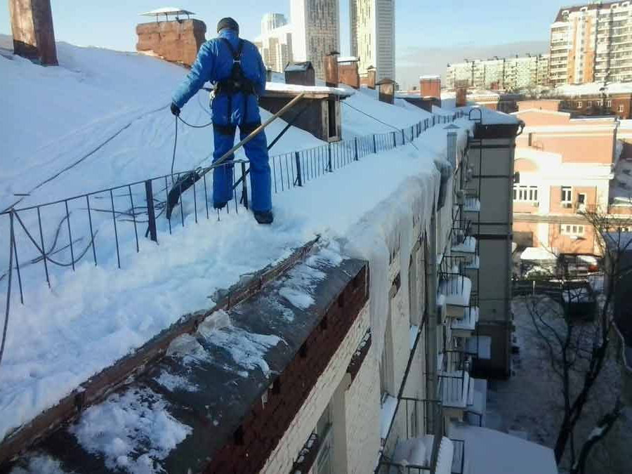 Очистка кровли от снега. Уборка наледи с крыш